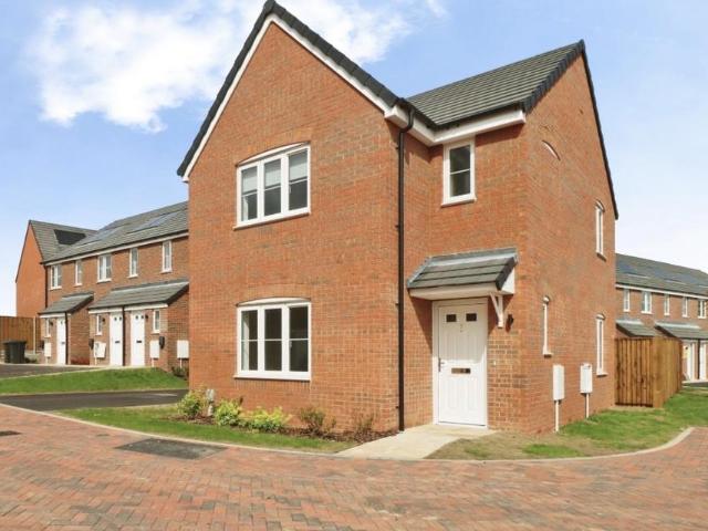 Fairburn Close, Market Harborough 3 bed semi detached house to rent £1,550 pcm £358 pw