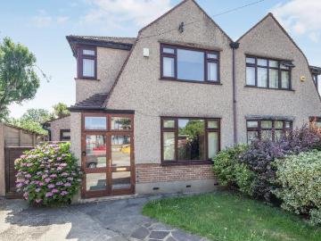 Fairford Close Croydon CR0 3 bed semi detached house to rent £2,350 pcm £542 pw