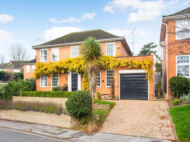 Fairford Close Haywards Heath RH16 4 bed detached house to rent £3,000 pcm £692 pw