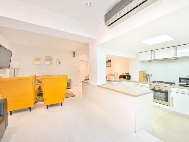 Fairfax Place, Holland Park, London W14, 2 bed flat to rent, £3,500 pcm | PrimeLocation