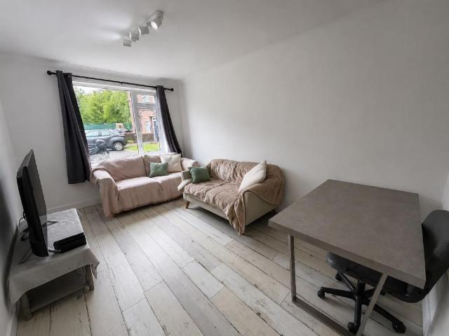 Fairfield Court, Victoria Park. 3 bed flat to rent £1,820 pcm £420 pw