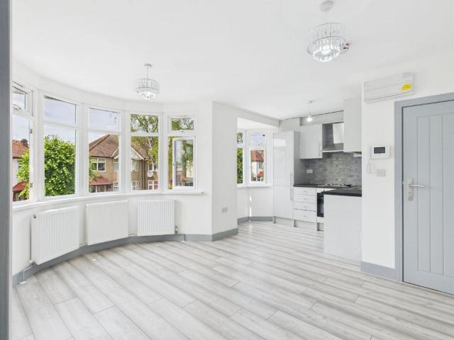 Fairfield Crescent, Edgware 1 bed flat to rent £1,700 pcm £392 pw