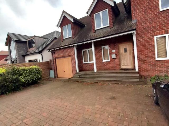 Fairfield Approach. 5 bed detached house to rent £4,400 pcm £1,015 pw