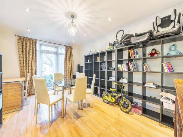 Fairfield Avenue, London, HA8 9AQ, United Kingdom | 3 bed duplex for rent #115646451 | Rentberry