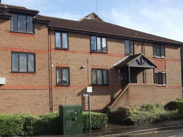 Fairfield Avenue, Staines Upon Thames TW18, 1 bed flat to rent, £1,200 pcm | PrimeLocation