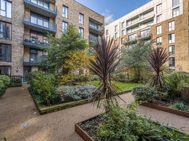 Fairfield Avenue. 2 bed apartment to rent £2,100 pcm £485 pw