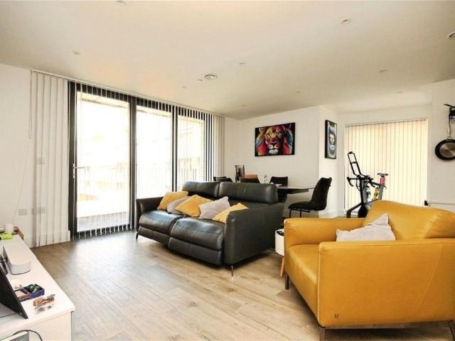 Fairfield Avenue. 2 bed apartment to rent £2,000 pcm £462 pw