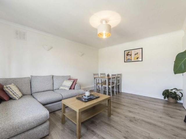 Fairfield Street, London SW18 3 bed flat to rent £2,900 pcm £669 pw