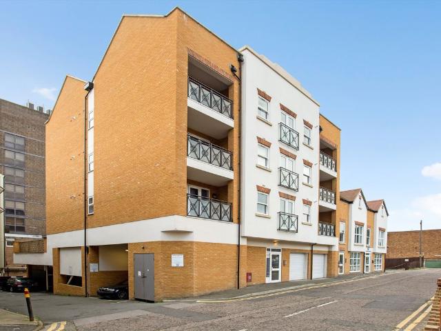 Fairfield Road, Brentwood CM14, 1 bed flat to rent, £1,300 pcm | PrimeLocation