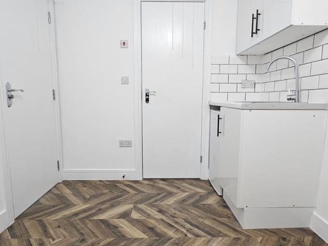 Fairholme Crescent, Hayes UB4, Studio to rent, £1,050 pcm | PrimeLocation
