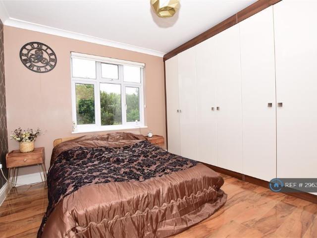 Fairholme Avenue, Romford, RM2 1 bed in a house share to rent £850 pcm £196 pw