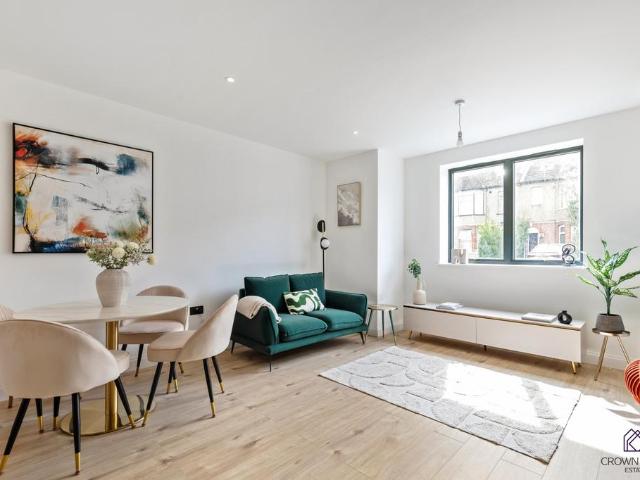 Fairholme Road, Harrow, Middlesex, HA1 2 bed apartment to rent £2,500 pcm £577 pw
