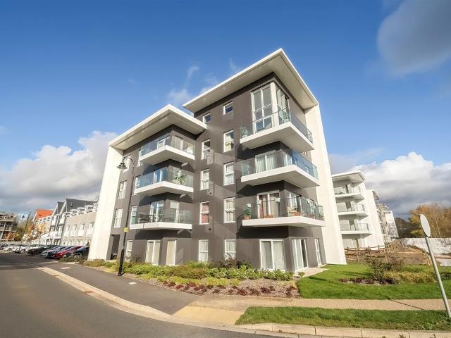 Fairhaven Drive, Reading RG2, 2 bed flat to rent, £1,795 pcm | PrimeLocation