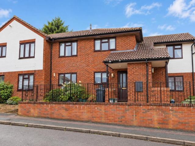 Fairhill, Hemel Hempstead. 2 bed maisonette to rent £1,500 pcm £346 pw