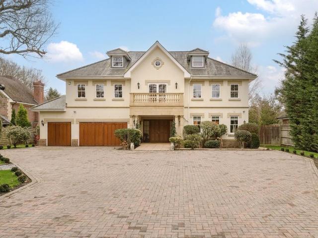 Fairoak Lane, Oxshott, Leatherhead, KT22 5 bed detached house to rent £10,000 pcm £2,308 pw