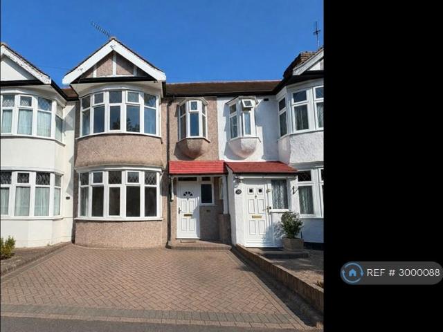 Fairlop Road, Ilford, IG6 4 bed terraced house to rent £2,500 pcm £577 pw
