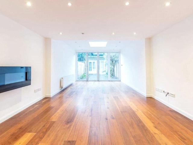 Fairlawns, Twickenham, TW1 4 bed terraced house to rent £4,250 pcm £981 pw