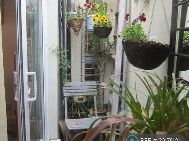 Fairland Road, Stratford, E15 2 bed semi detached house to rent £2,185 pcm £504 pw