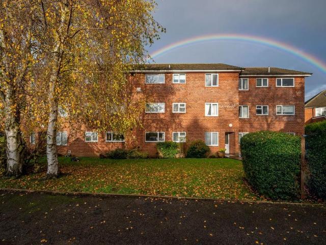 Fairlands Avenue, Guildford. 2 bed flat to rent £1,600 pcm £369 pw