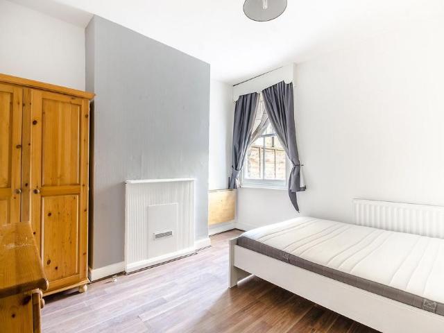 Fairlight Road, Tooting, London, SW17 1 bed flat to rent £1,800 pcm £415 pw