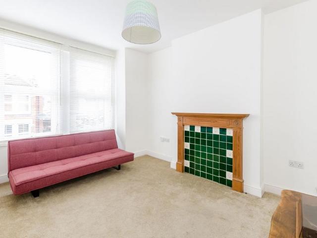 Fairlight Road, Tooting, London, SW17 2 bed maisonette to rent £2,250 pcm £519 pw