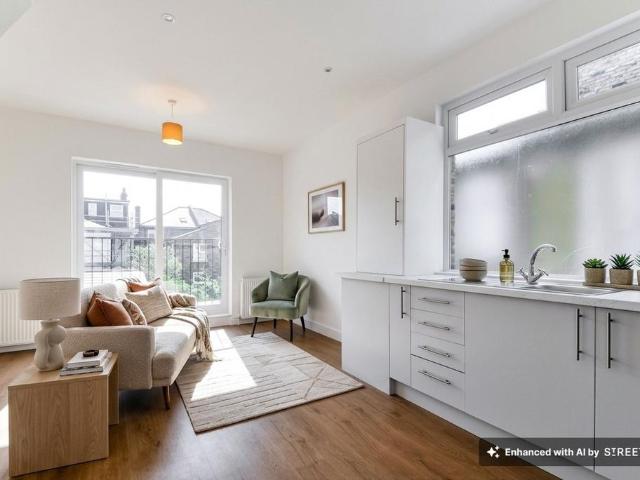 Fairlight Road, London, SW17 2 bed flat to rent £2,200 pcm £508 pw