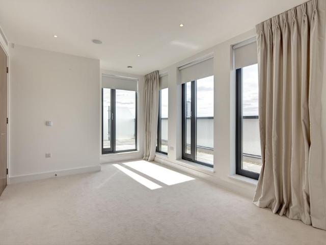 Fairmount Mews, London NW2 3 bed flat to rent £4,983 pcm £1,150 pw