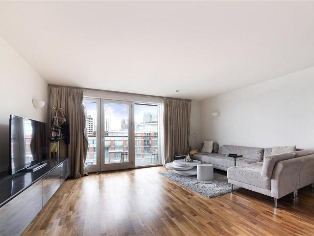 Fairmont Avenue, London, E14 2 bed apartment to rent £2,850 pcm £658 pw