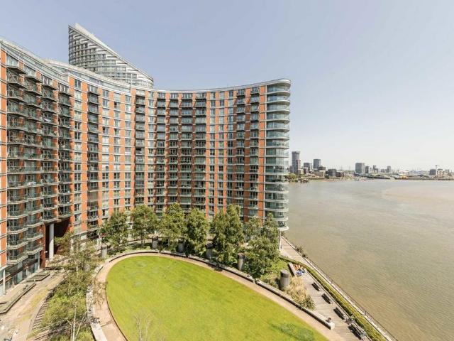 Fairmont Avenue, London E14 2 bed flat to rent £2,850 pcm £658 pw