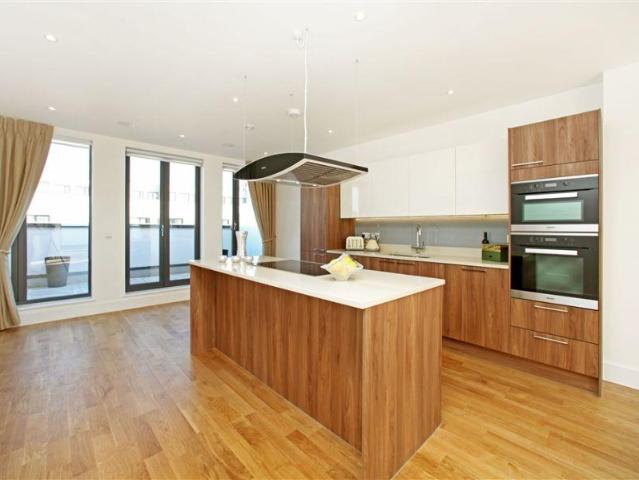 Fairmont Mews, Childs Hill, NW2 3 bed flat to rent £4,983 pcm £1,150 pw