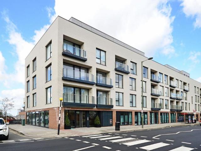 Fairmont Mews, Finchley, London, NW2 3 bed penthouse to rent £4,984 pcm £1,150 pw