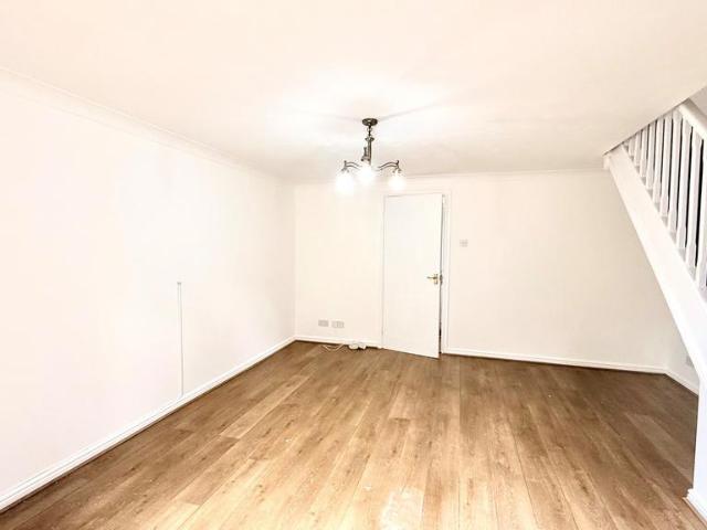 Fairmeads, Loughton, IG10 3 bed house to rent £2,100 pcm £485 pw