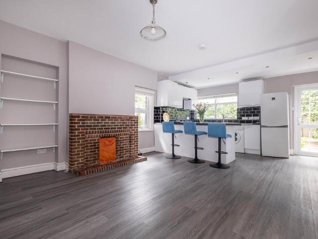 Fairmile Avenue London SW16 2 bed flat to rent £2,050 pcm £473 pw