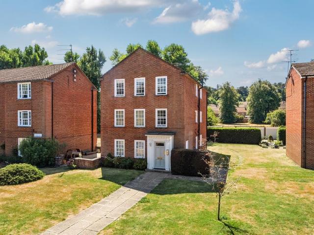Fairmile Henley On Thames RG9 3 bed flat to rent £2,450 pcm £565 pw
