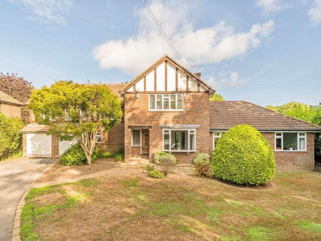 Fairmile Park Road, Cobham KT11 5 bed detached house to rent £7,250 pcm £1,673 pw