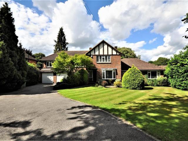 Fairmile Park Road, Cobham, Surrey, KT11 5 bed detached house to rent £7,250 pcm £1,673 pw