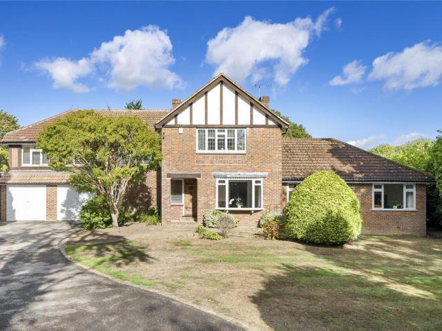 Fairmile Park Road, Cobham, Surrey, KT11 5 bed detached house to rent £7,250 pcm £1,673 pw