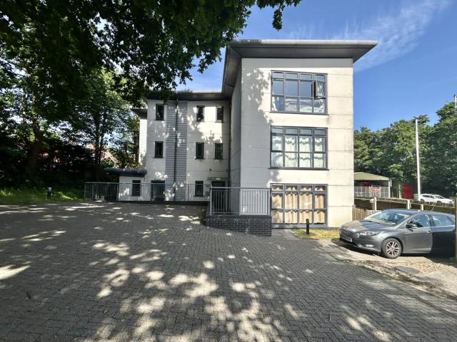 Fairmile Road, Christchurch 1 bed apartment to rent £995 pcm £230 pw