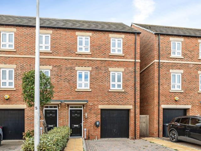 Fairstone, Newbury, Berkshire RG14, 3 bed end terrace house to rent, £2,500 pcm | PrimeLocation