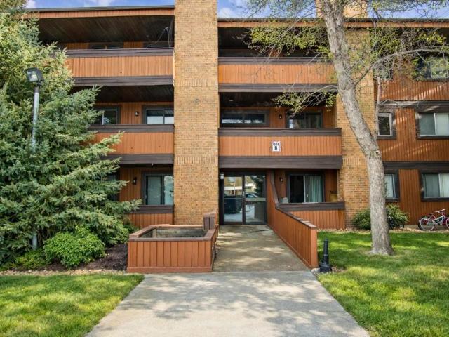 Fairway Gardens — Apartment + Den