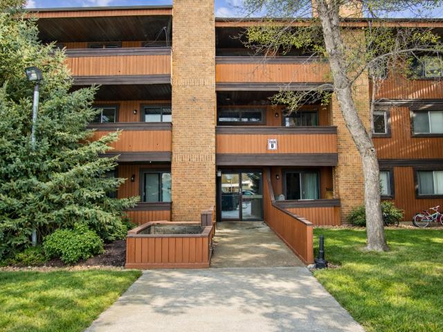 Fairway Gardens Apartment + Den Townhome for Rent