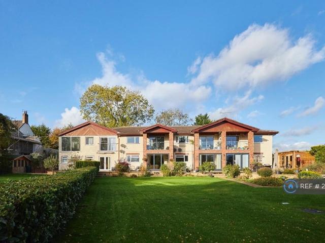 Fairways Court, Hinckley, LE10 2 bed penthouse to rent £1,395 pcm £322 pw