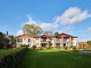 Fairways Court, Hinckley, LE10 2 bed penthouse to rent £1,425 pcm £329 pw