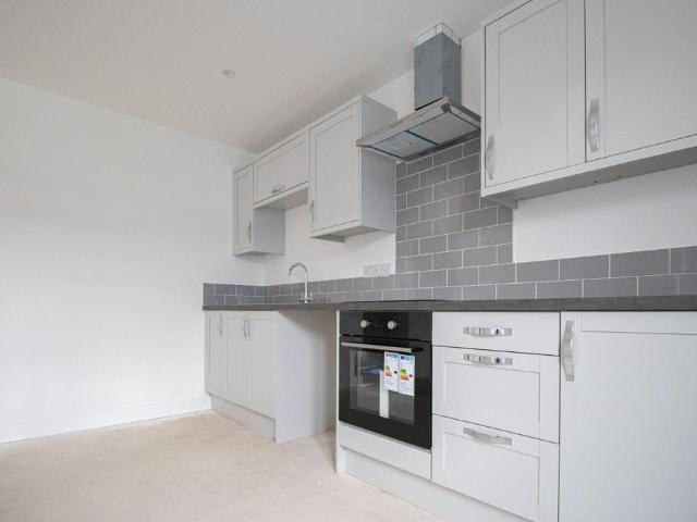 Fairways House, Old sunway 2 bed flat to rent £925 pcm £213 pw