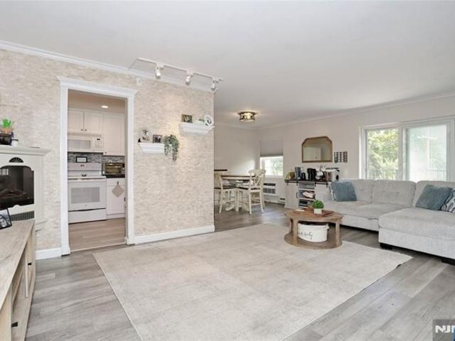 Fairview Ave Apt,westwood, Condo For Sale