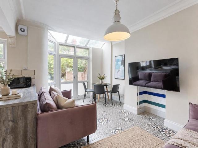 Fairview Avenue, Manchester M19 5 bed house to rent £4,095 pcm £945 pw