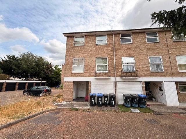 Fairview Avenue, Woking, Surrey, GU22 1 bed in a house share to rent £1,050 pcm £242 pw
