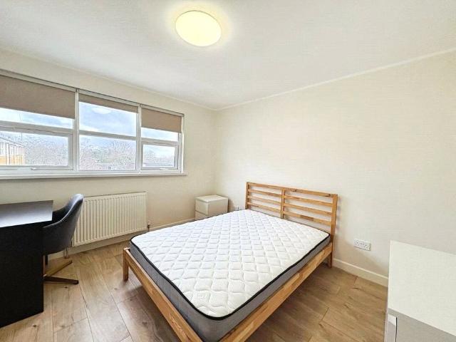 Fairview Avenue, Woking, Surrey, GU22 7NU