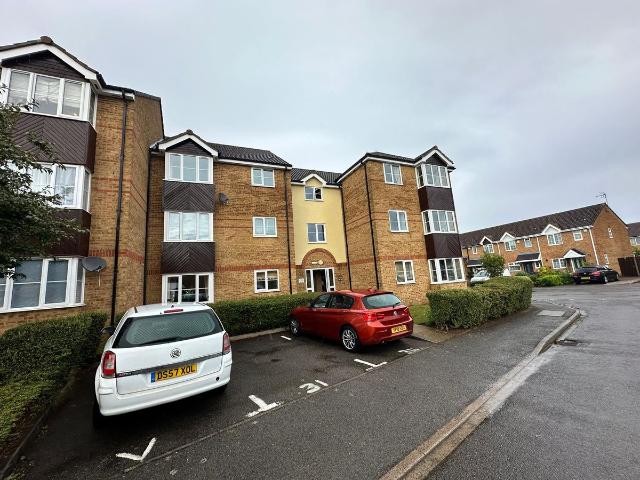 Falcon Close, Dunstable, Bedfordshire LU6, 2 bed flat to rent, £1,300 pcm | PrimeLocation