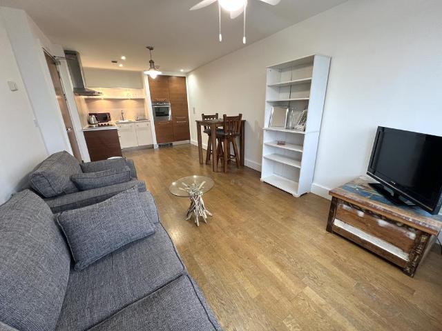 Falcon Drive, Cardiff, CF10 2 bed apartment to rent £1,100 pcm £254 pw